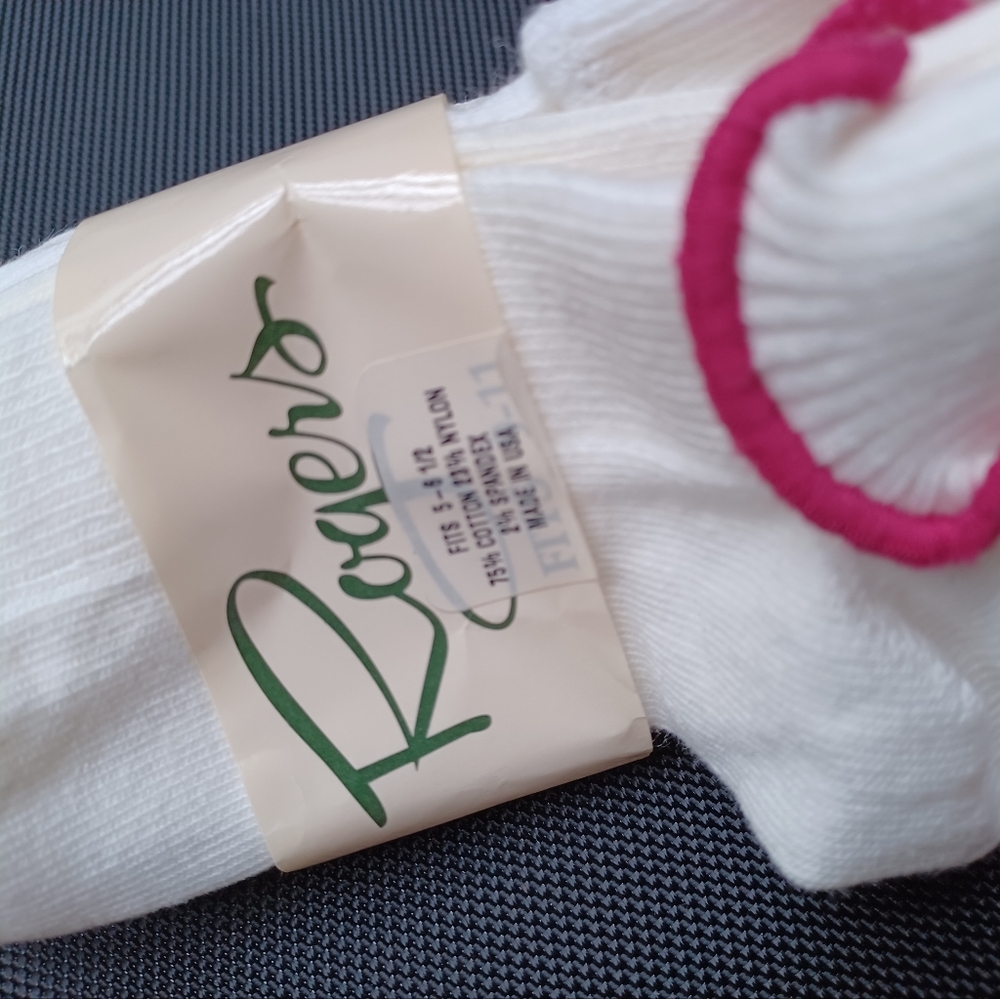 NWOT Roger's white pink ruffled edge girl socks size 5-6.5